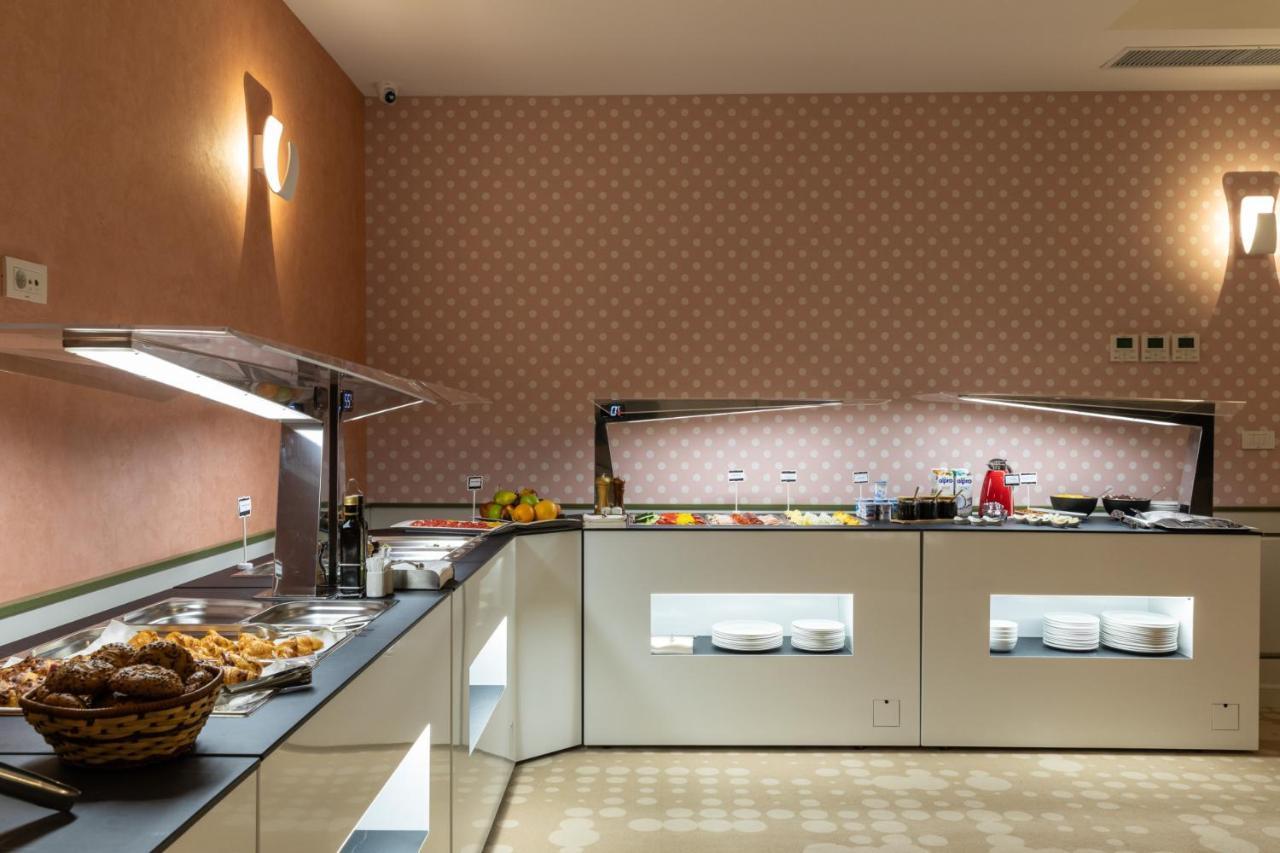 מלון Ramada By Wyndham Slatina Parc מראה חיצוני תמונה