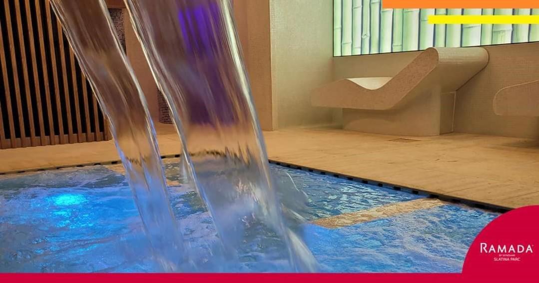 מלון Ramada By Wyndham Slatina Parc מראה חיצוני תמונה
