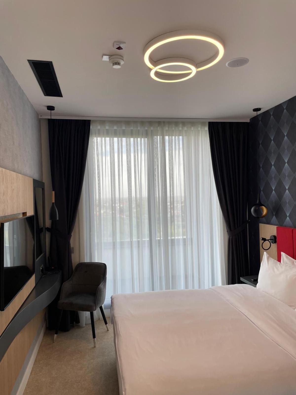 מלון Ramada By Wyndham Slatina Parc מראה חיצוני תמונה