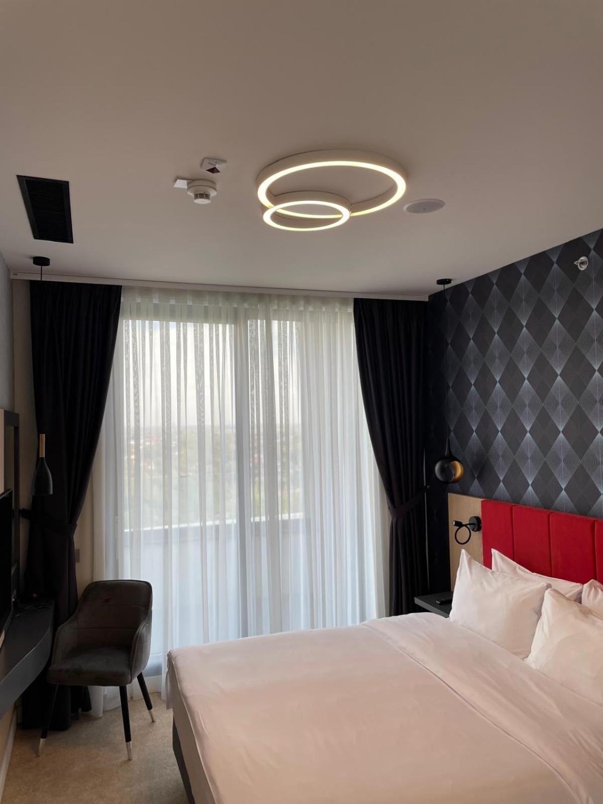 מלון Ramada By Wyndham Slatina Parc מראה חיצוני תמונה